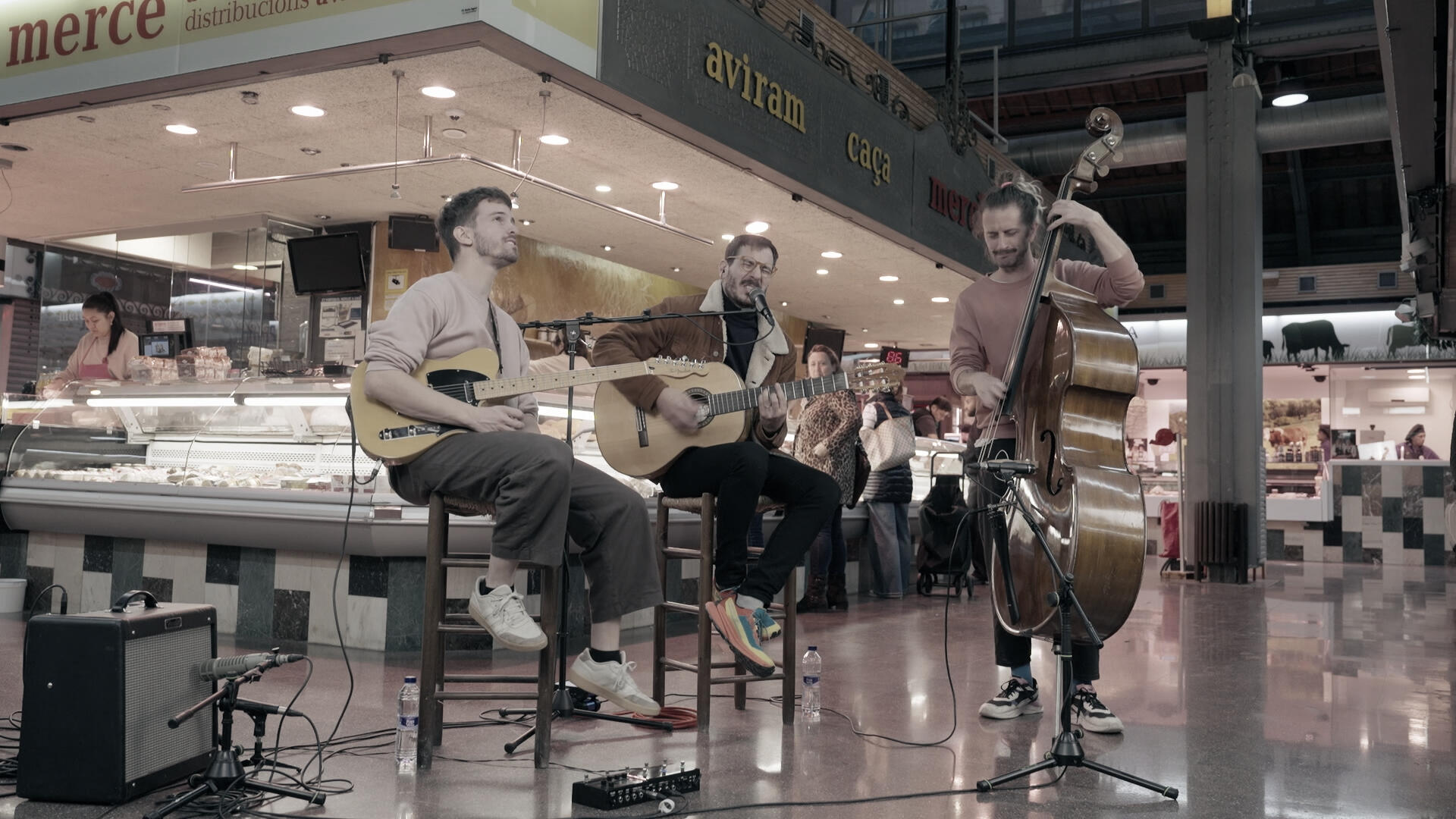Interpretació musical en un mercat municipal dins el projecte Música entre parades, una proposta audiovisual vinculada a la música i l’espai públic.